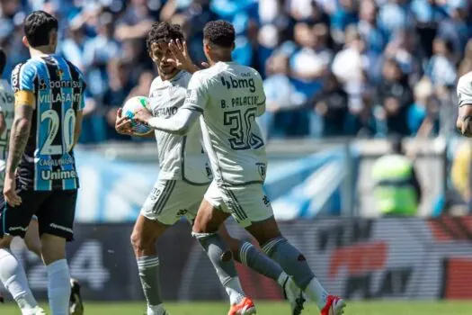 Na volta à Arena, Grêmio leva virada do Atlético-MG com gols nos acréscimos