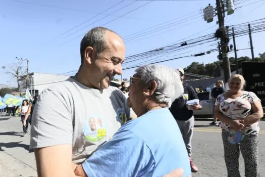 Guto Volpi realiza caminhada no bairro Santa Luzia