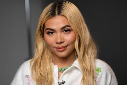 Hayley Kiyoko transforma mesa da Bienal em show ao vivo