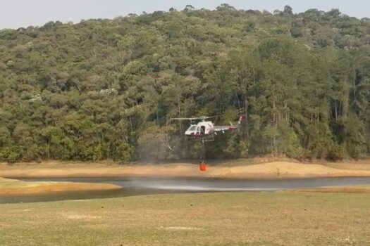 Metade da frota de helicópteros da PM é usada para combater incêndios em SP