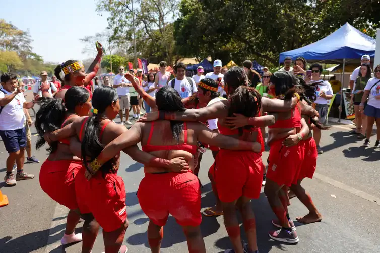 Indígenas fazem corrida de toras em defesa do cerrado