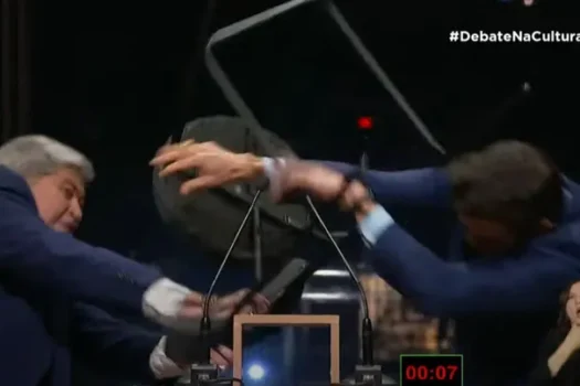 RedeTV! parafusa cadeiras no chão para novo debate após ataque de Datena a Marçal