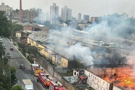 Incêndio atinge galpão abandonado no Cambuci, na região central de SP