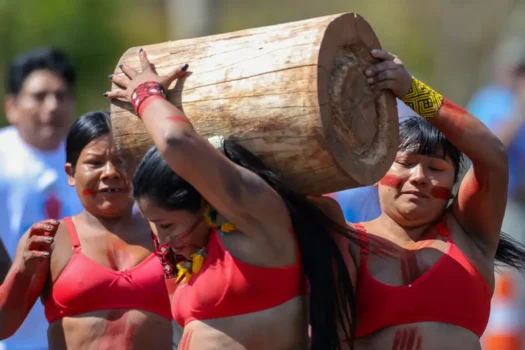 Indígenas fazem corrida de toras em defesa do cerrado