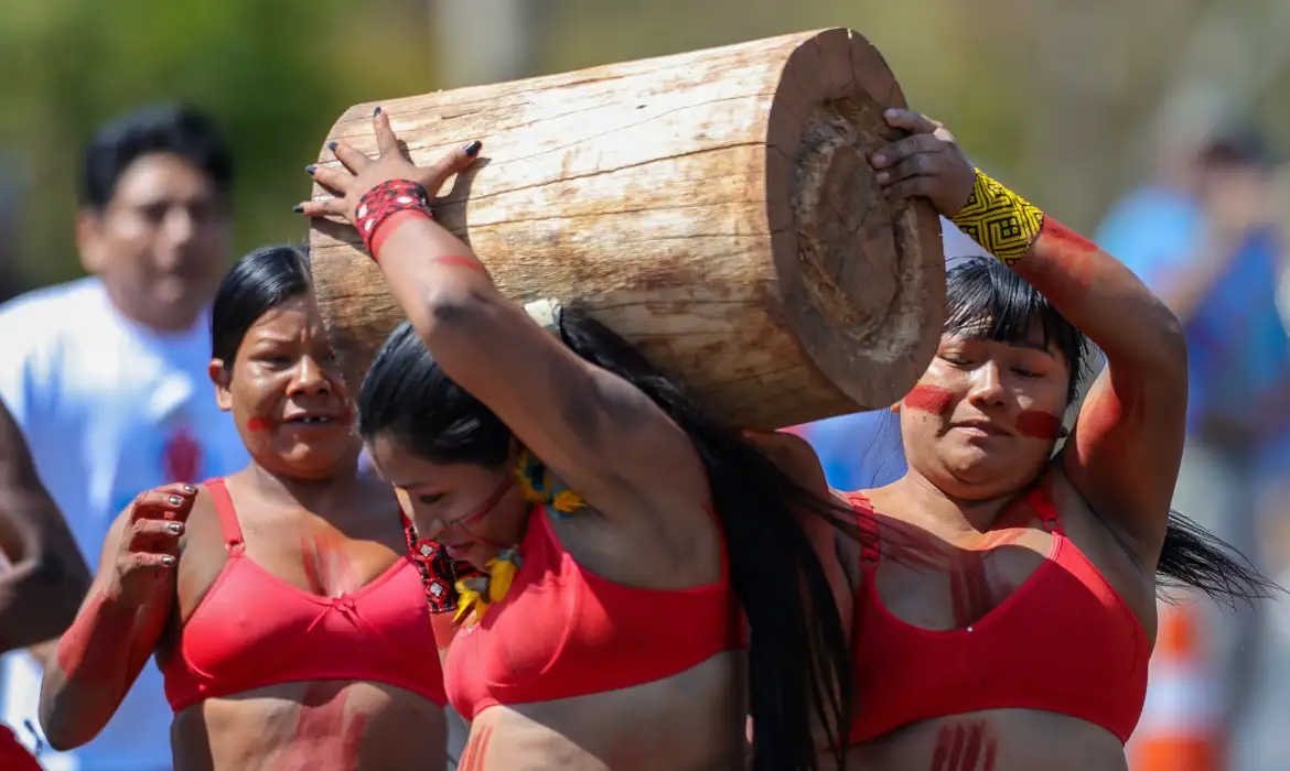 indigenas-corrida-toras