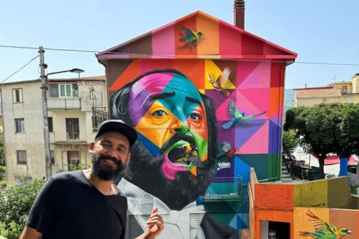 Eduardo Kobra se inspira em Pavarotti para criar seu oitavo mural na Itália