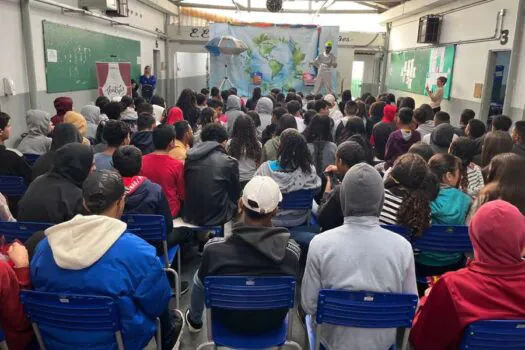 Escola de São Paulo planta árvores e promove ação de limpeza na represa de Guarapiranga