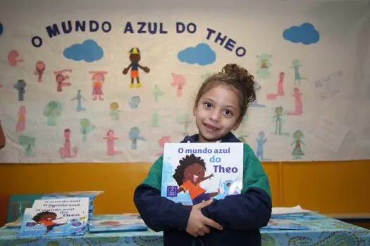 Educação de Ribeirão Pires entrega livros que dá visibilidade a estudantes com TEA