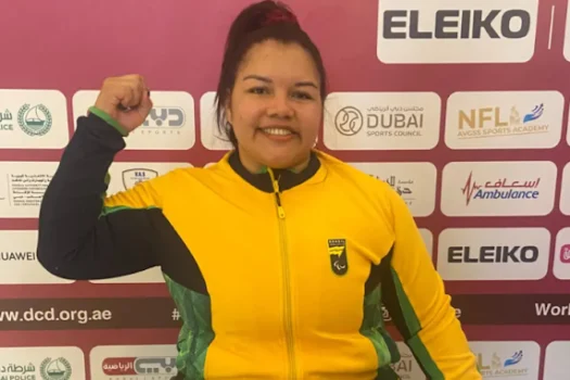 Maria de Fátima Castro levanta 133 quilos para ganhar bronze em Paris