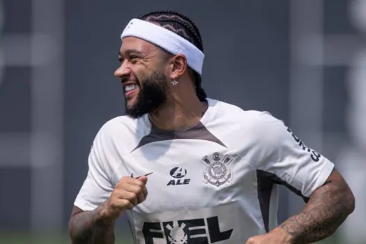 Corinthians amassa Atlético-GO na estreia de Memphis Depay