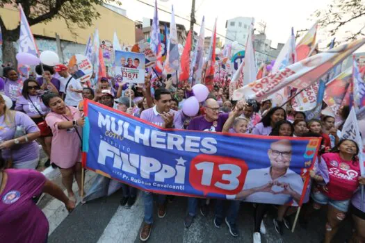 Caminhada reúne 3.000 mulheres em apoio a Filippi em Diadema