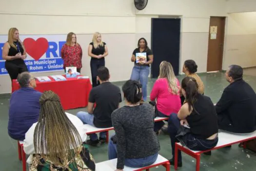 Ribeirão Pires realiza formação com professores sobre o livro Mundo Azul de Theo