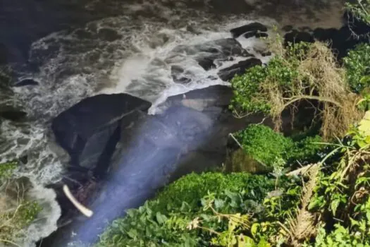 Embarcação naufraga na ‘Garganta do Diabo’ em SP