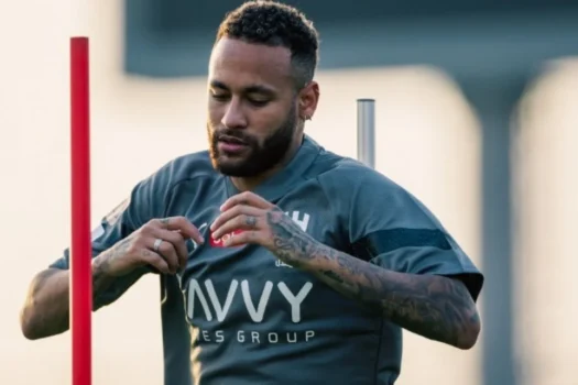 Neymar mostra treino com bola e diz que “está perto de voltar”