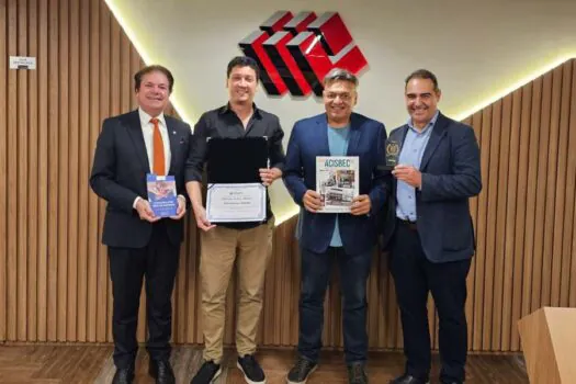 ACISBEC entrega troféu comemorativo para a Construtora Patriani