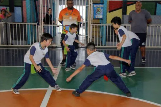 Rodada de pega-fita alegra criançada no Festival Estudantil do Futuro