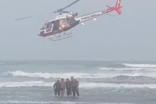 Homem tenta se esconder no mar e é flagrado por helicóptero da PM em SP