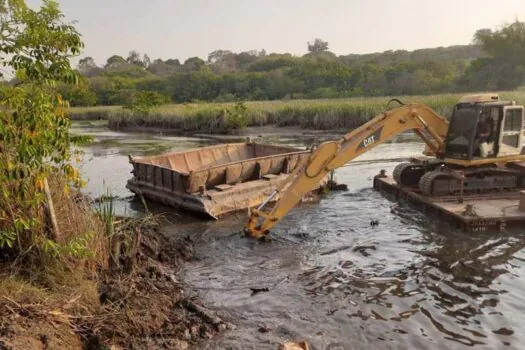 SP inicia desassoreamento do Rio Batalha para garantir abastecimento de água em Bauru