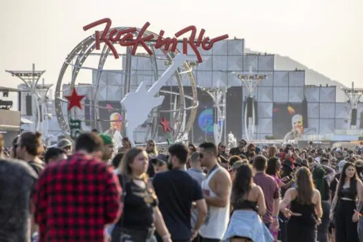 Rock in Rio tem moda retrô com camisa de time e câmera digital no primeiro dia