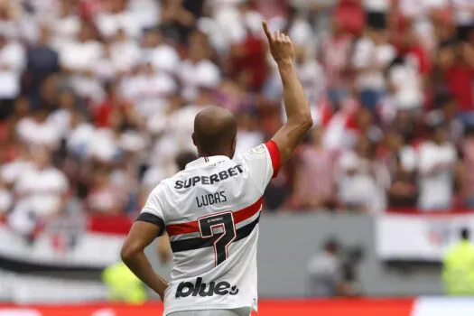 Com 2 a mais, São Paulo vence e mantém Corinthians no Z-4