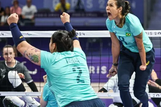 Seleção feminina de vôlei sentado vence a segunda em Paris