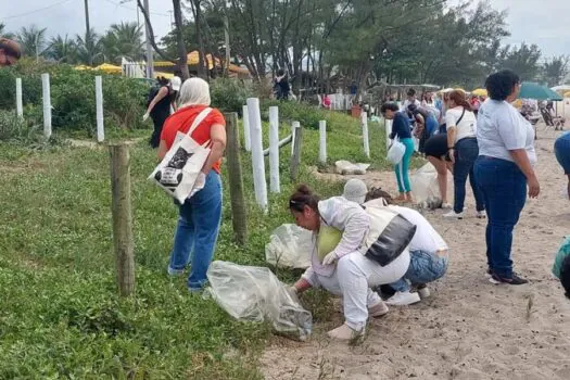 Mutirão de limpeza em SP chama atenção sobre descarte adequado do lixo