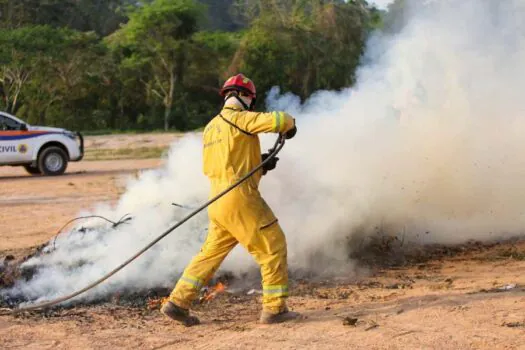 SP inicia testes com produto que apaga fogo 5 vezes mais rápido que uso de água