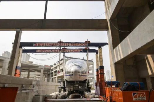 Operação especial do Governo de SP transporta 1º trem da Linha 17-Ouro até a capital