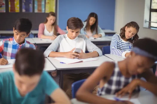 Uso pedagógico do celular é possível apesar de banimento em escolas