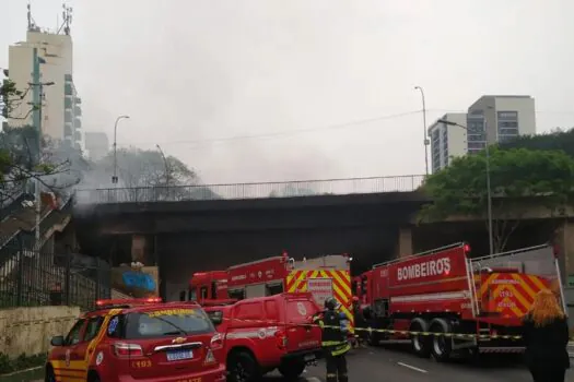 Duas faixas da av. 23 de Maio continuam bloqueadas após incêndio em viaduto