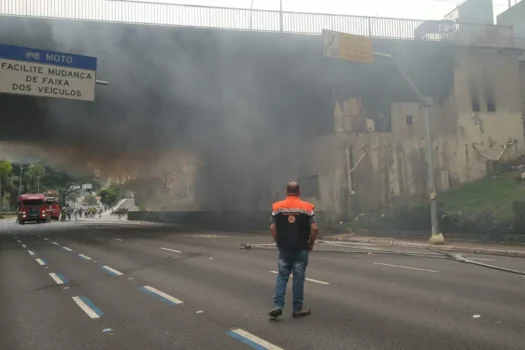 Ônibus e veículos leves já podem trafegar em viaduto incendiado em SP