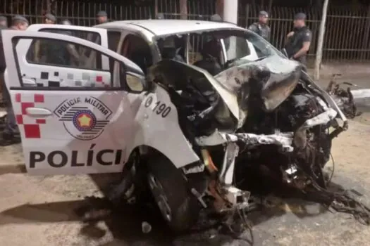 Viatura da PM bate e explode durante perseguição a ladrões em SP; veja