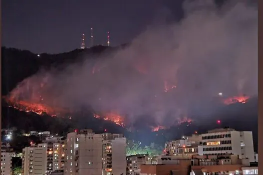 Bombeiros combatem fogo na Floresta da Tijuca por mais de 14 horas