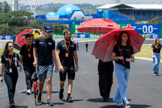 Jovens da F-4 vibram ao entrar na pista da F-1. A pé…