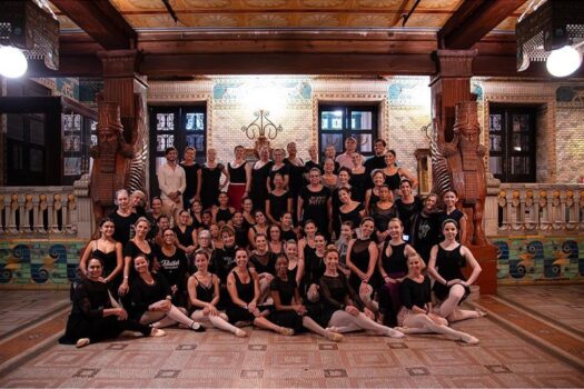 Encontro de dança no Theatro Municipal em parceria com a Escola de Dança Maria Olenewa