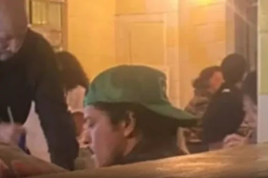 Bruno Mars é flagrado em bar na Vila Madalena com boné do Brasil