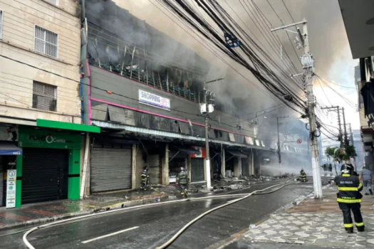 Após incêndio no Shopping 25 Brás, moradores de prédio vizinho estão fora de casa