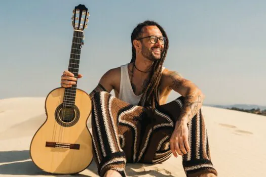 Gabriel Elias estreia turnê do álbum “Tropical” na Casa Natura Musical