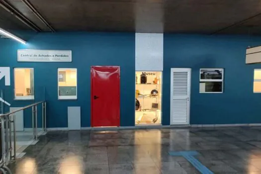 Achados e Perdidos do Metrô ganha novo posto de atendimento e acervo com objetos inusitados