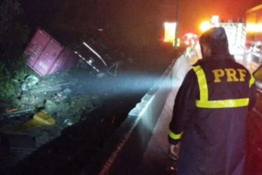 Van que levava atletas de remo é arrastada por carreta no Paraná; seis morrem