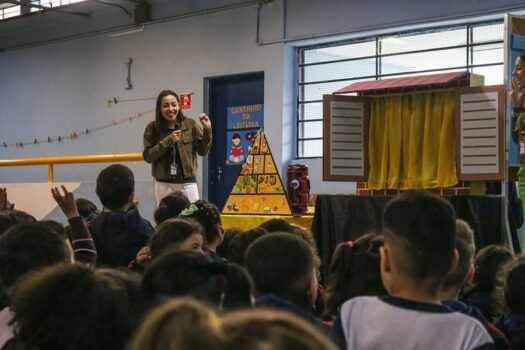 Diadema utiliza teatro para ensinar crianças sobre alimentação e hábitos saudáveis