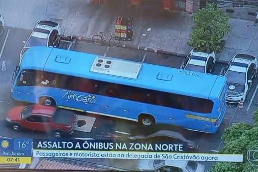 Assaltantes armados levam ônibus com passageiros para dentro da Maré, no Rio