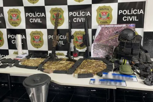 Polícia encontra fuzis, submetralhadora e pistolas em casa na zona norte de SP