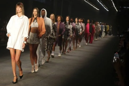 São Paulo Fashion Week tem preto na passarela e público pedindo para desfile começar