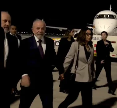 Lula vai à Rússia em avião sem gabinete presidencial após falha no México