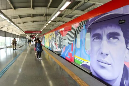 A história de Ayrton Senna vira galeria de arte em trem da CPTM