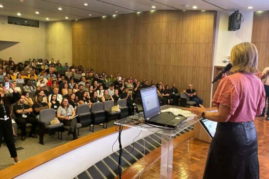 Palestra sobre governança de políticas sociais inaugura capacitação do SUAS