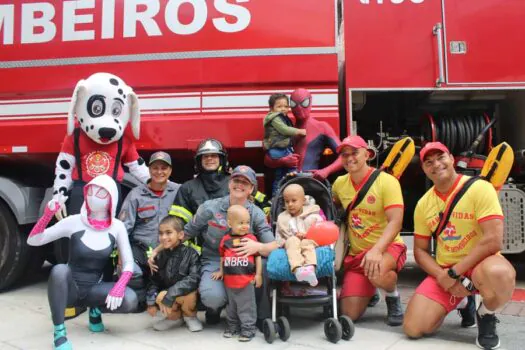 Super-heróis por um dia: crianças se transformam em bombeiros em ação social no GRAACC