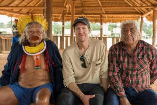 Sebastian Vettel visita Amazônia com Greenpeace Brasil e conhece cacique Raoni