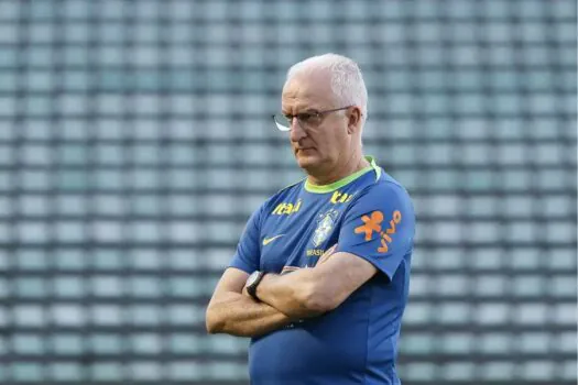 Dorival diz que Neymar se colocou às ordens e explica ausência do astro